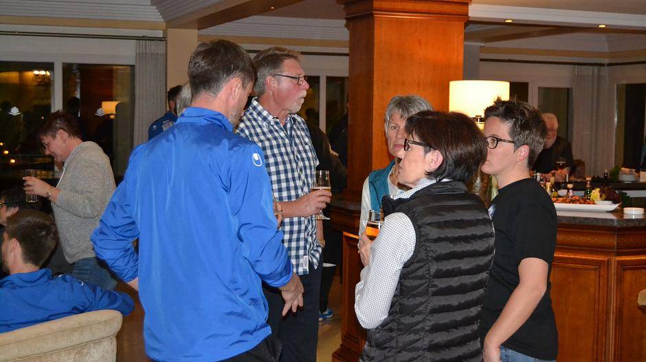 Der Kapitän im Gespräch mit den...