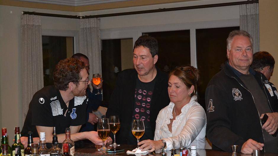 Mannschaftsarzt Dr. Falk Ullerich im Gespräch an der...