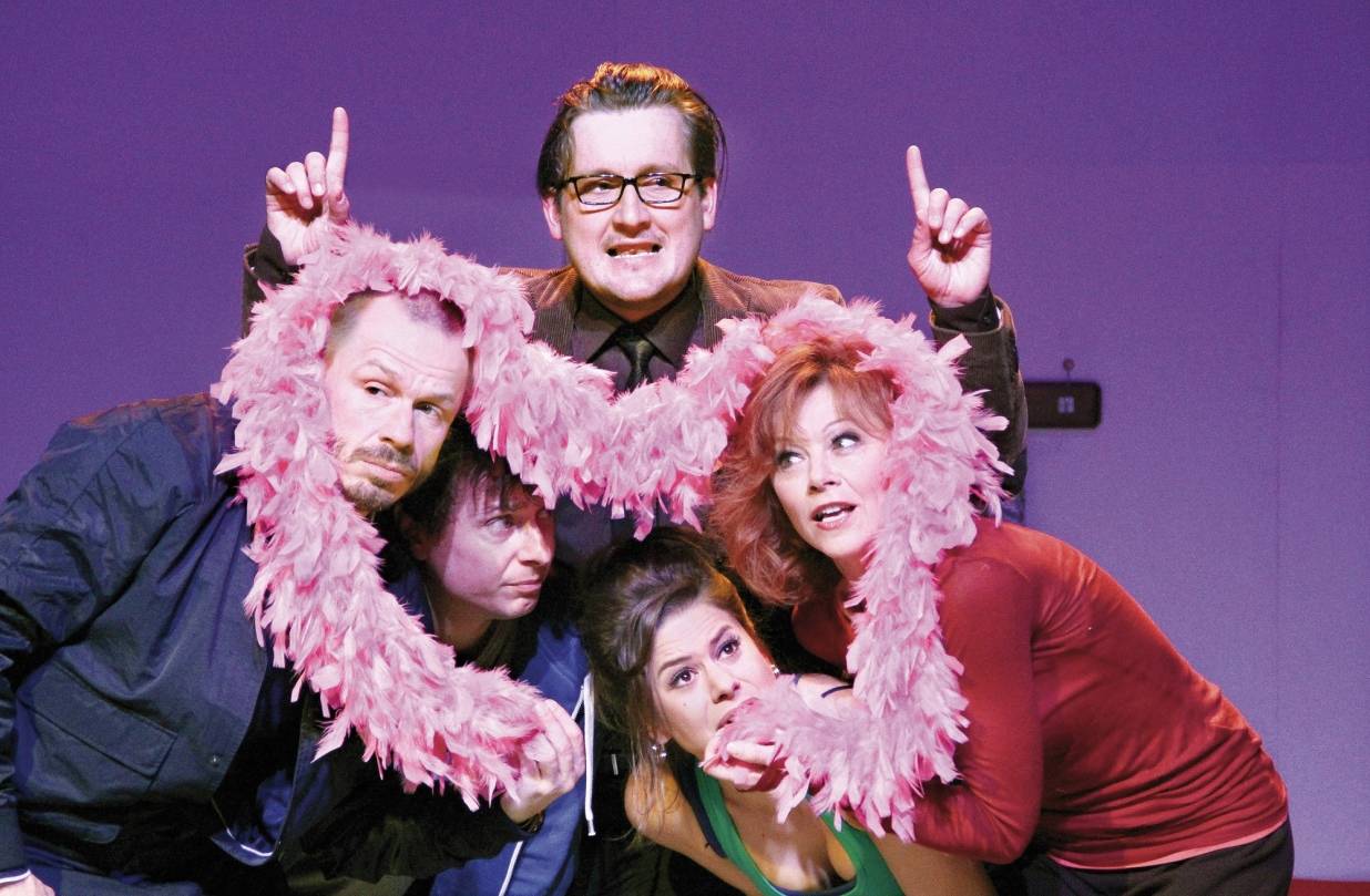 Heiko Senst, Maximilian Nowka, Rüdiger Rudolph, Alice von Lindenau, Heike Trinker spielen in der Komödie „Doch lieber Single?!“ am 12. Januar in der Glückauf-Halle Homberg.