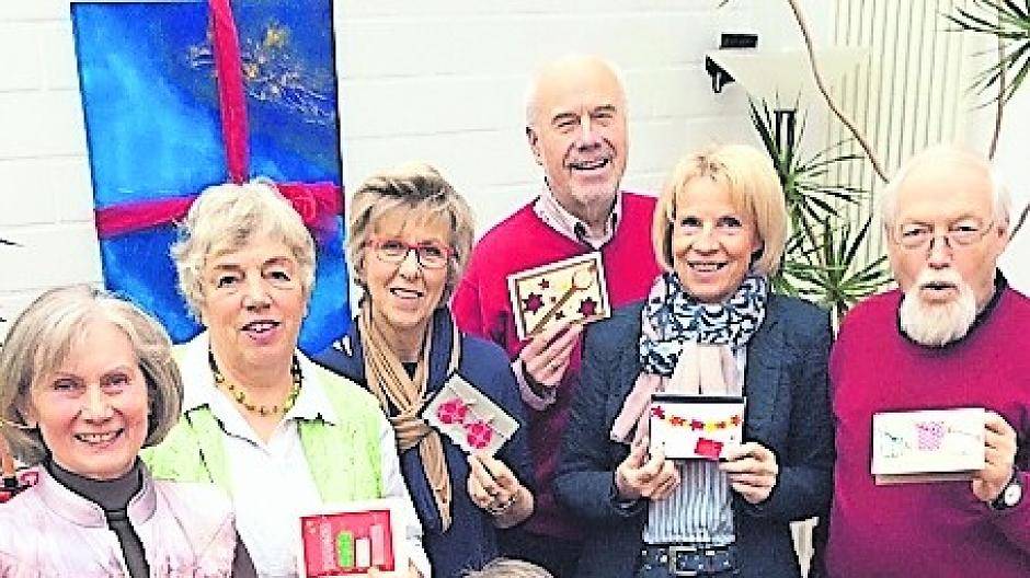  Der Freundeskreis mit den Postkarten. Foto:  