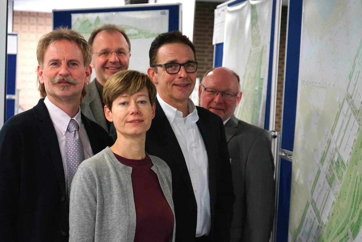  Der Kopf der LAGA GmbH (v.l.): Kämmerer Martin Notthoff, RAG MI Projektleiter Hermann Timmerhaus, Bürgermeister Prof. Dr. Christoph Landscheidt und LAGA-Geschäftsführer Heinrich Sperling mit Wettbewerbsgewinnerin Prof. Dipl.-Ing. Ulrike Böhm aus Berlin. 