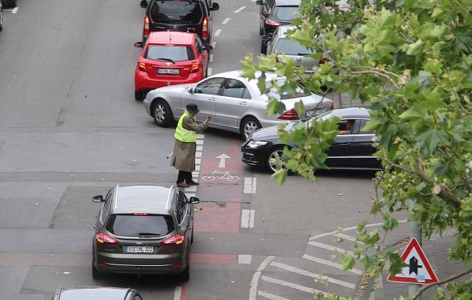 Krefelder Original regelt Verkehr (mit Video)