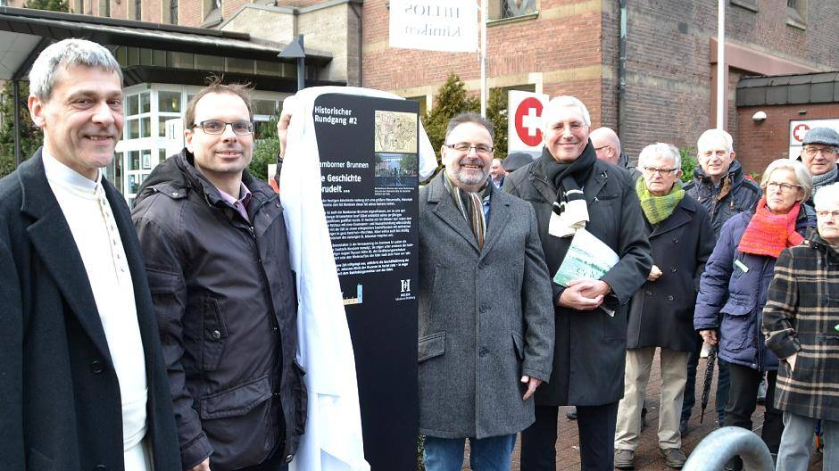 Pater Jonathan, Helios-Klinik-Geschäftsführer Dr. Holger Raphael, Bezirksbürgermeister Uwe Heider und Heimatvereins-Vorsitzender Jörg Weißmann freuten sich mit rund 50 Gästen über die Einweihung von fünf Stellen, auf denen die Geschichte des heutigen HELIOS-St.Johannes-Klinikums erläutert wird.