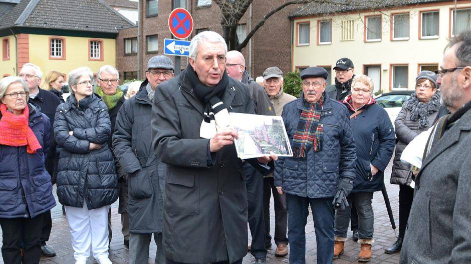 Wenn der Vorsitzende des Hamborner Heimatvereins Jörg Weißmann (Bildmitte) in seinem Element ist, begeistert er die zahlreichen Gäste seiner Führung, darunter auch Hamborns Bezirksbürgermeister Uwe Heider (rechts).