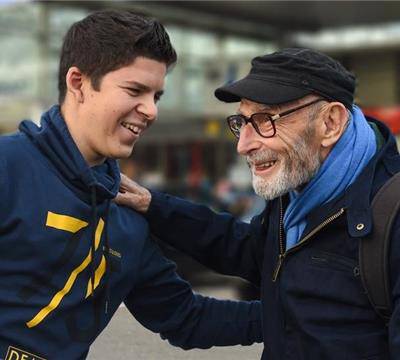 Jung und Alt kommen durch die Taschengeldbörse miteinander in Kontakt.