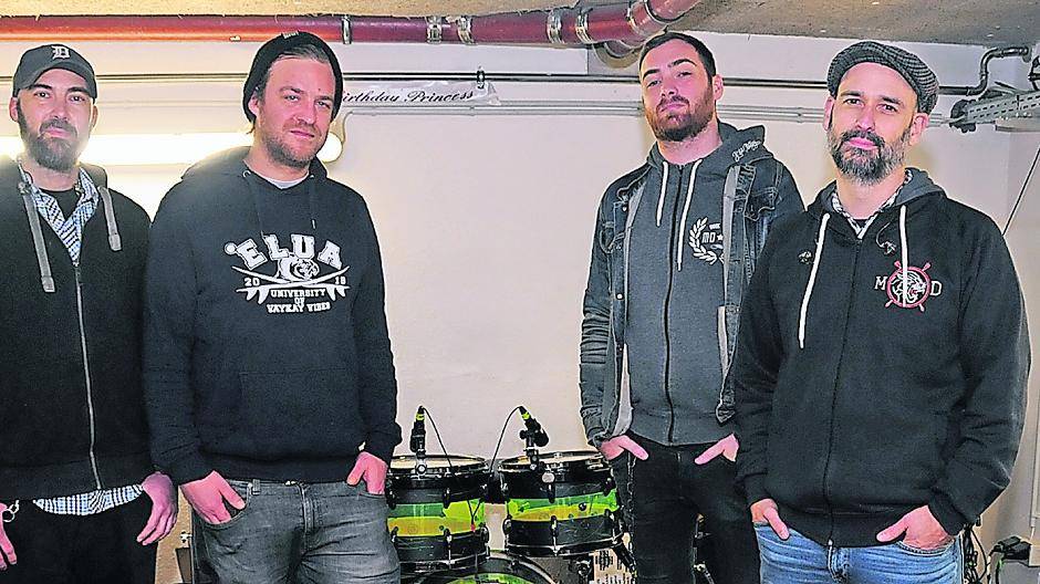 Die Jungs von Massendefekt um Sänger „Sebi“ (2.v.l.) in ihrem Proberaum in Büderich.