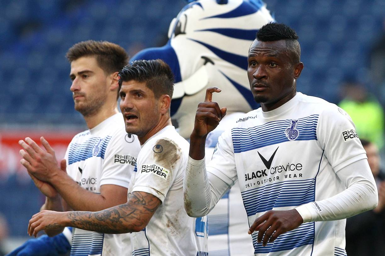 Baris Özbek (Mitte) muss für sein Fehlverhalten im Lotte-spiel eine Strafe zahlen