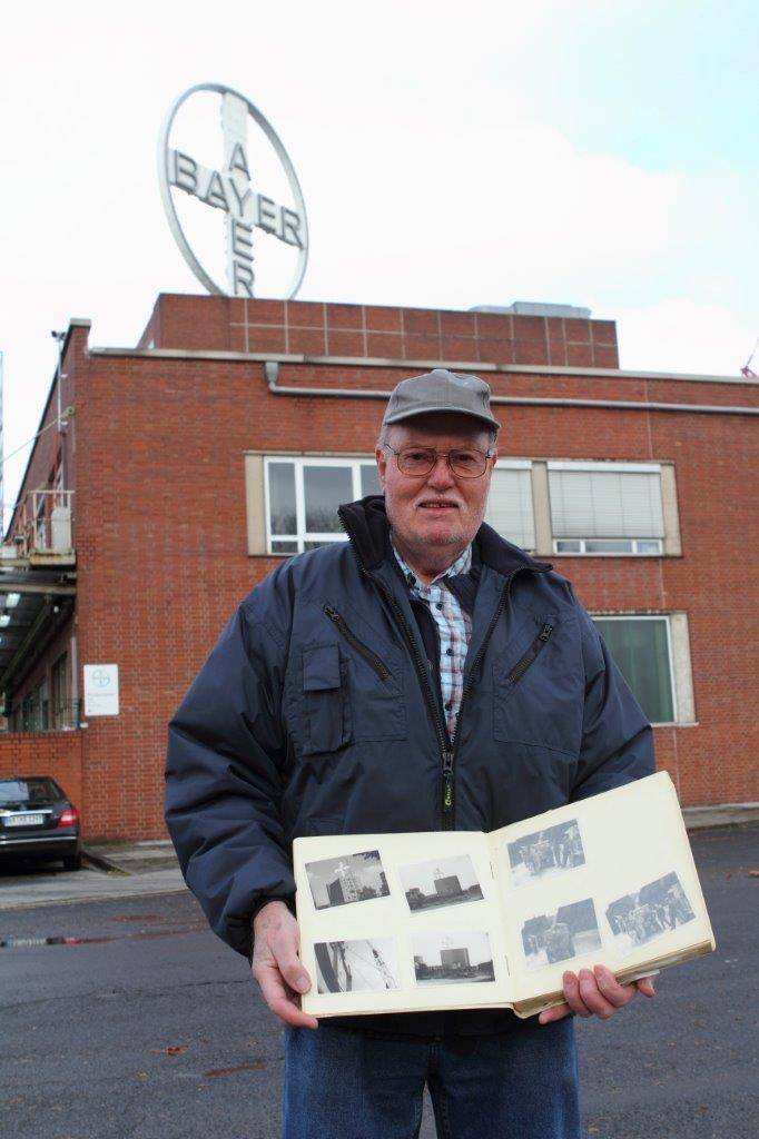 Hans-Jürgen Gurtzick vor dem Bayer-Kreuz, dem bereits das obere "a"...