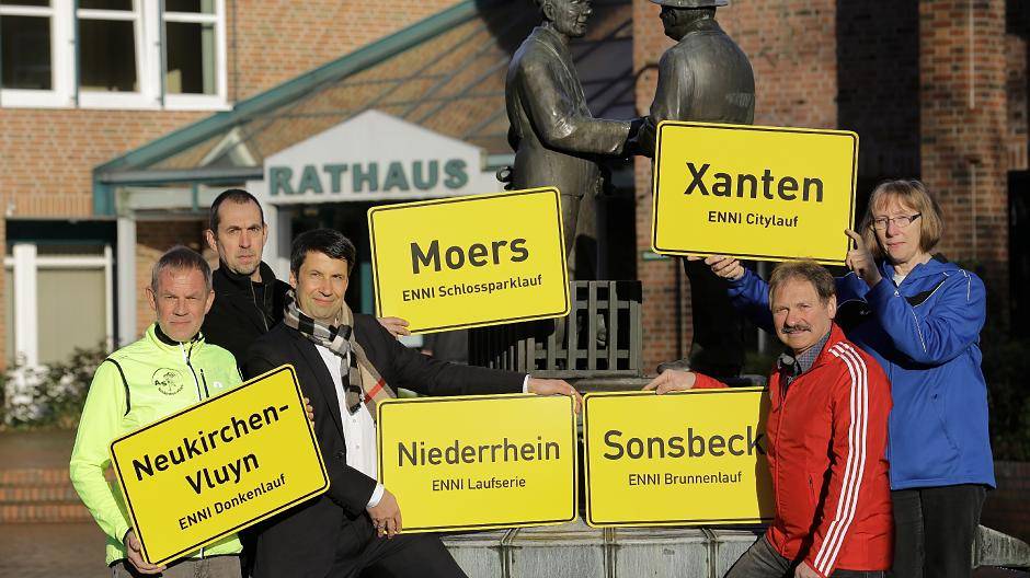 Bernd Böing (AS Neukirchen-Vluyn), Frank Reese (MTV), ENNI-Geschäftsführer Stefan Krämer, Werner Riedel (SV Sonsbeck) und Adelheid Gehrmann (TuS Xanten) laden zur ENNI-Laufserie 2016 ein.