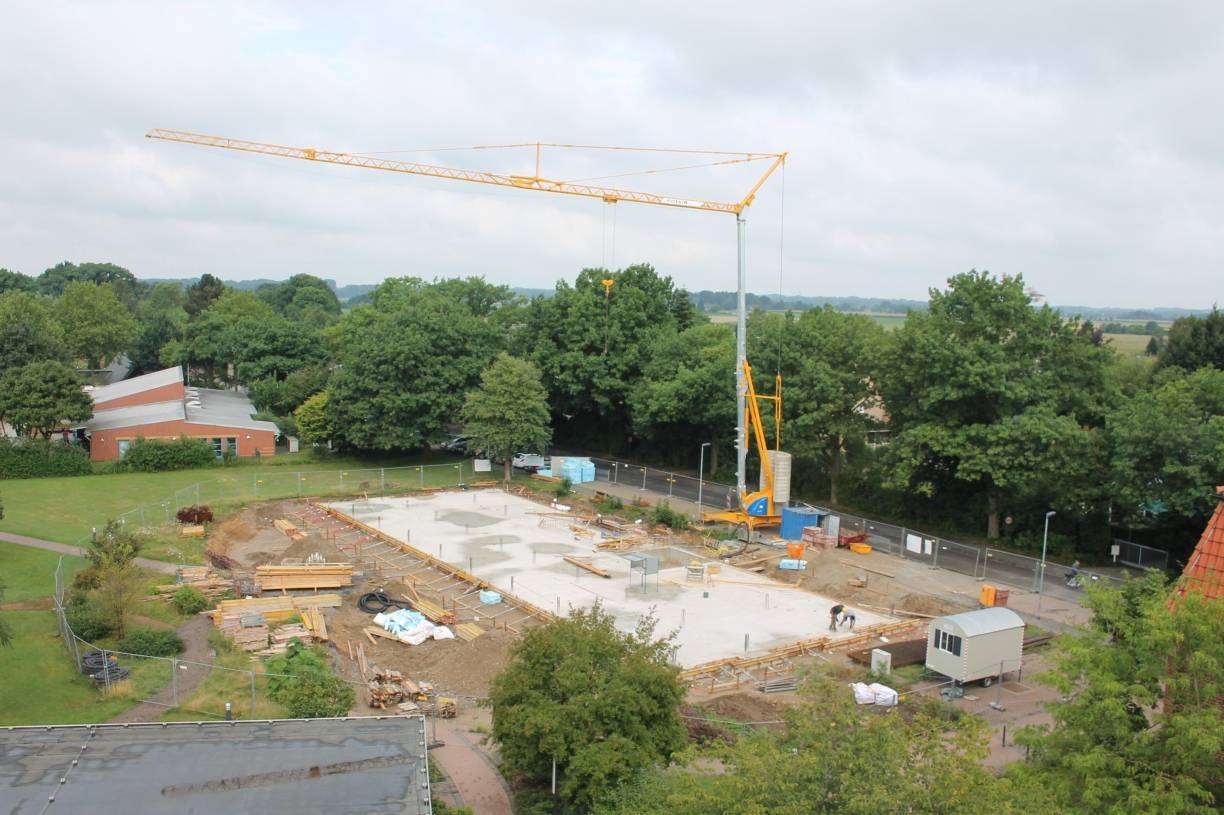  Die Bodenplatte ist schon gegossen: Baustelle des neuen Ärztehauses. 