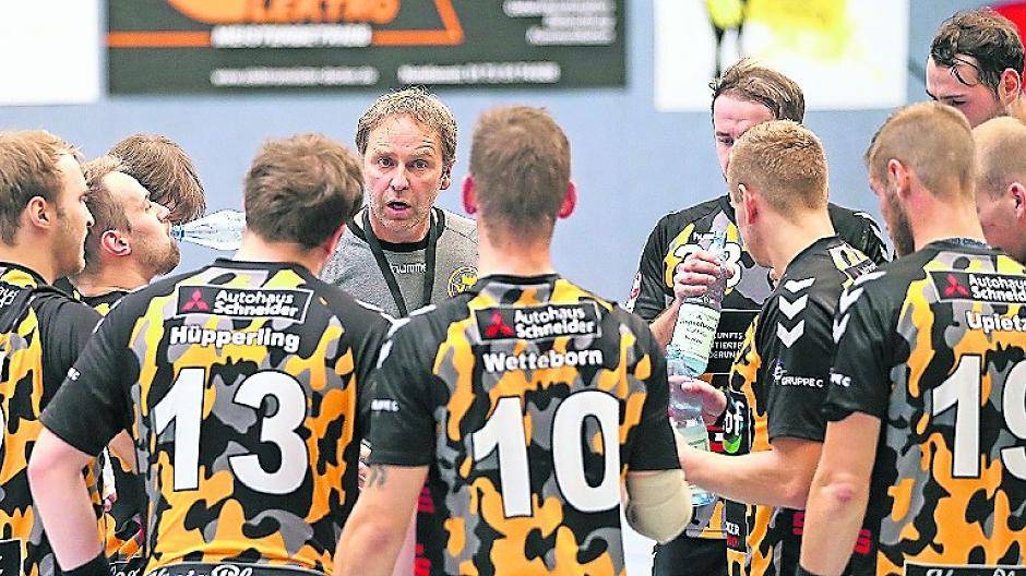  Rüdiger Winter im Kreis seiner Spieler. 