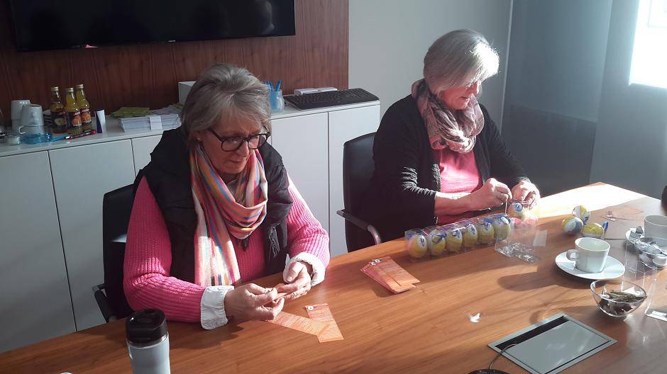 Die ehrenamtlichen Helfer rund um Ingrid Stermann (l.)  waren 250 Stunden mit der...