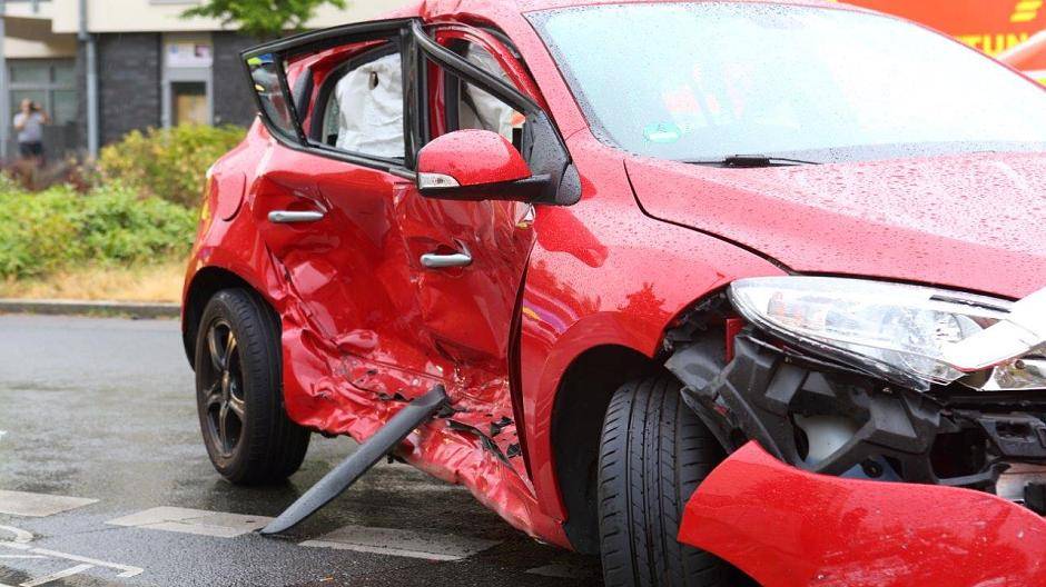Fünf Verletzte: zwei Autos prallten zusammen