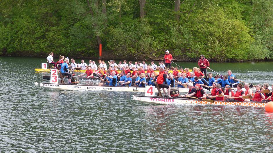 In diesem Jahr sind erstmals auch kleine Boote am Start, die mit 10 Paddler/innen besetzt an den Start gegen können. Die Person am Steuer wird vom Veranstalter gestellt. Die Trommel muss von den Teams besetzt werden.