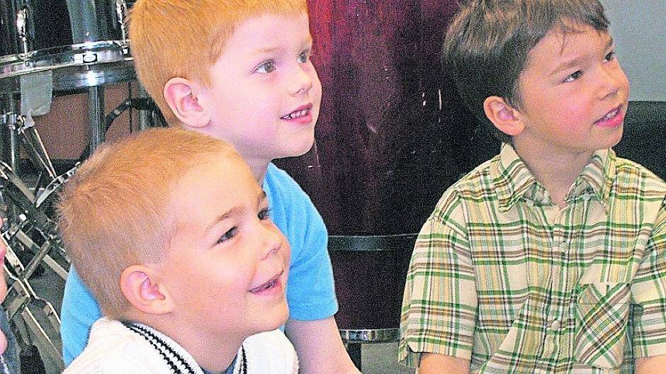 Beim Konzert „Musik erzählt Geschichten“ staunen die Kinder nicht schlecht.