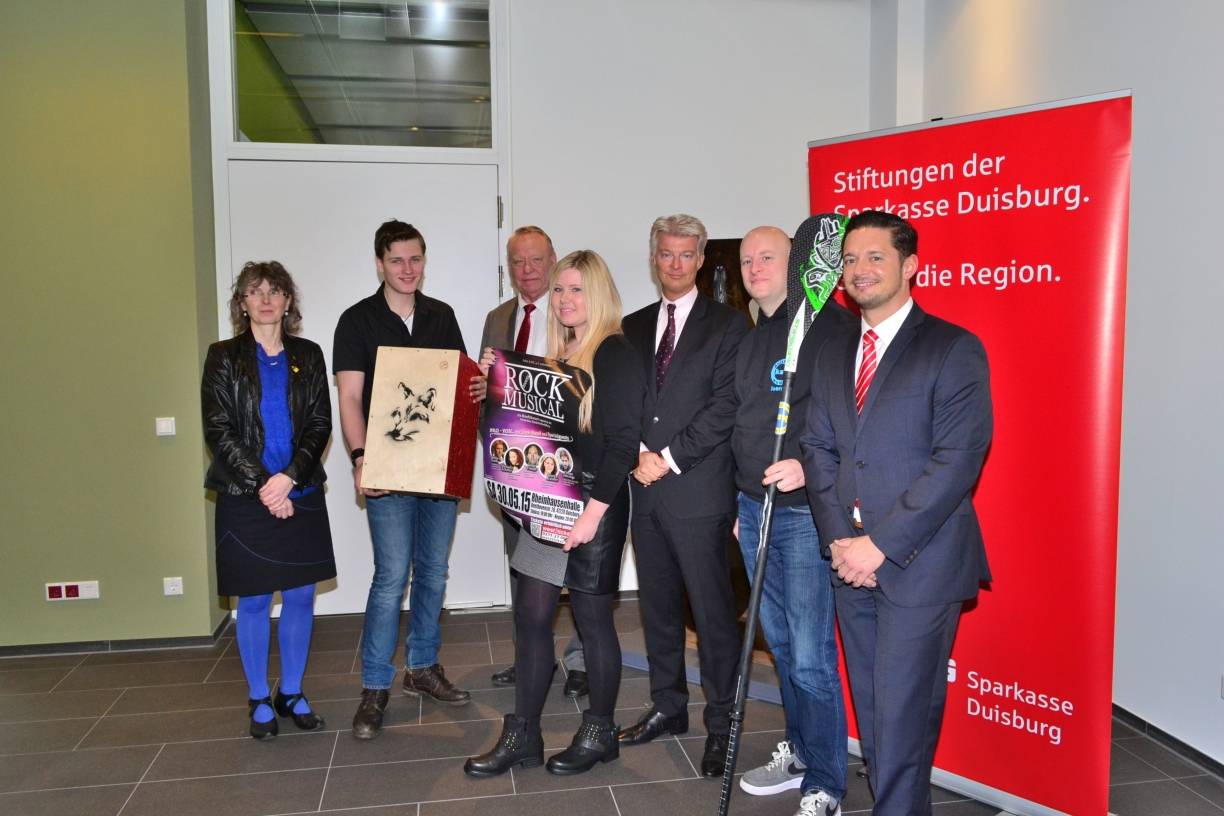  Anette Käbe, VKM, Sam Burgsmüller, Gesamtschule DU-Süd, Detlef Hof, GSG Duisburg, Jessica Lehrer, P.r.o. Y.o.u., Dr. Joachim Bonn, Sparkasse Duisburg, Jürgen Kruse, KSV, und Marcel Groß von der Sparkasse stellten sich den Fotografen anlässlich der Stiftungs-Pressekonferenz. 