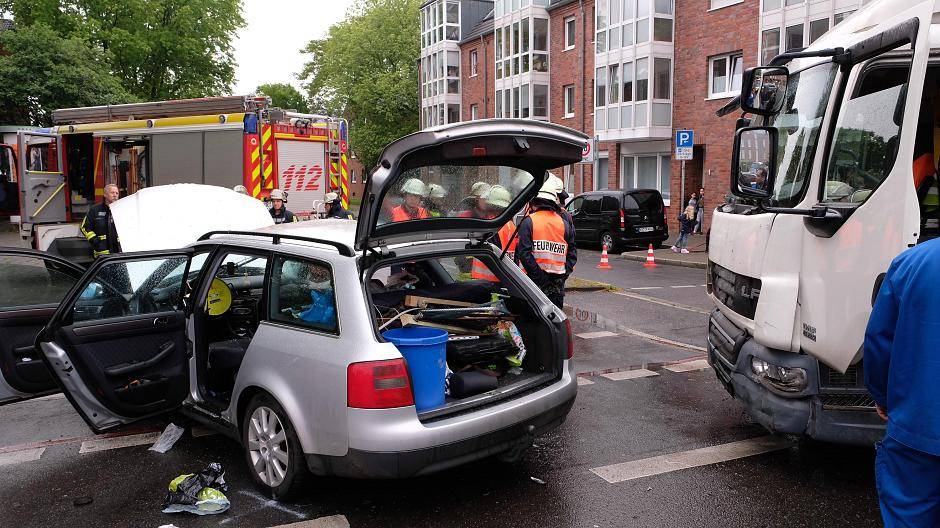 Der PKW prallte mit dem LKW zusammen