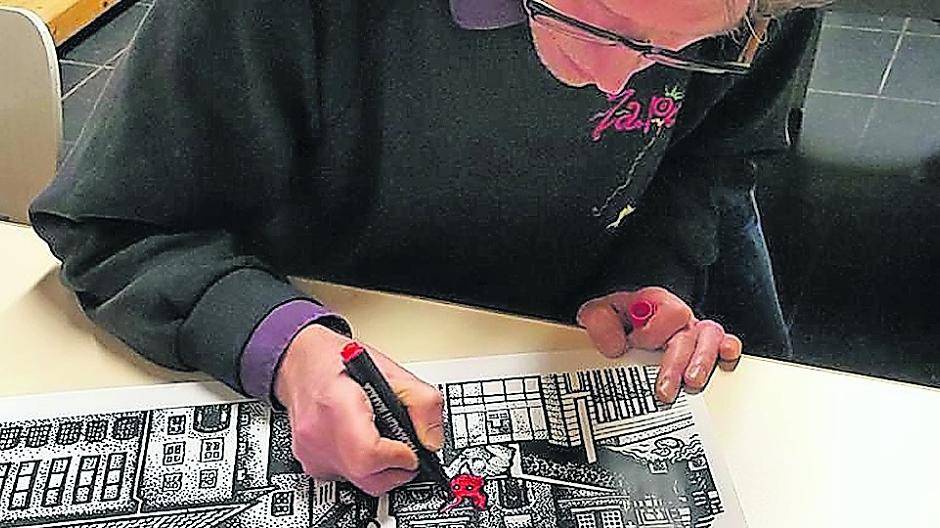  „Wittek“ beim signieren der DIN-Poster. 