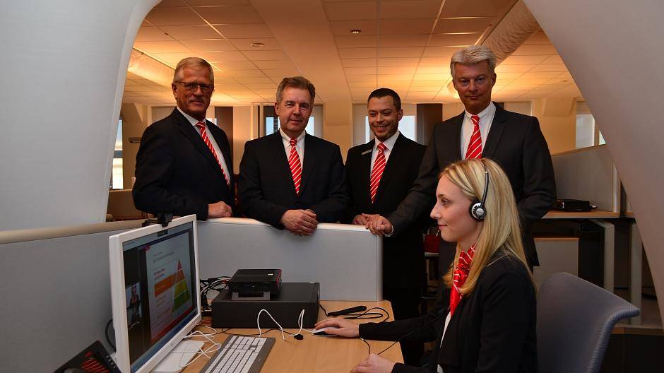 Unter schalldämpfenden Segeln ist Mitarbeiterin Angela Rose ganz Ohr für die Kunden. So wünschen es sich die Sparkassen-Vorstände (v.l.) Uwe Haddenhorst und Ulrich Schneidewind, KSC-Mitarbeiter Stefan Glagowski und Dr. Joachim Bonn.