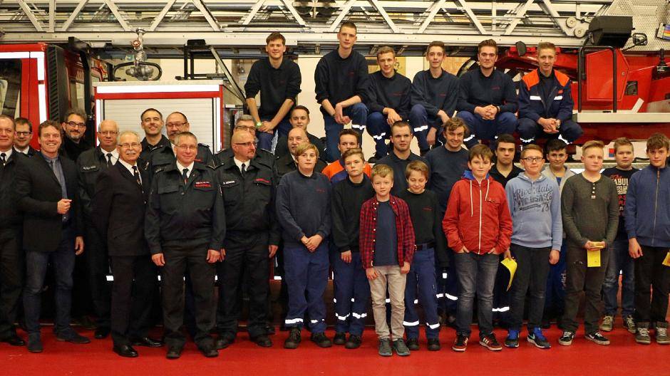  Bürgermeister Christoph Fleischhauer, Wehrführer Christoph Rudolph und die Löschzugführer begrüßten sieben neue Mitglieder der Jugendfeuerwehr. Sechs junge Leute gingen ins Feuerwehrpraktikum und sieben sind nun offizielle Mitglieder der Löschzüge. 