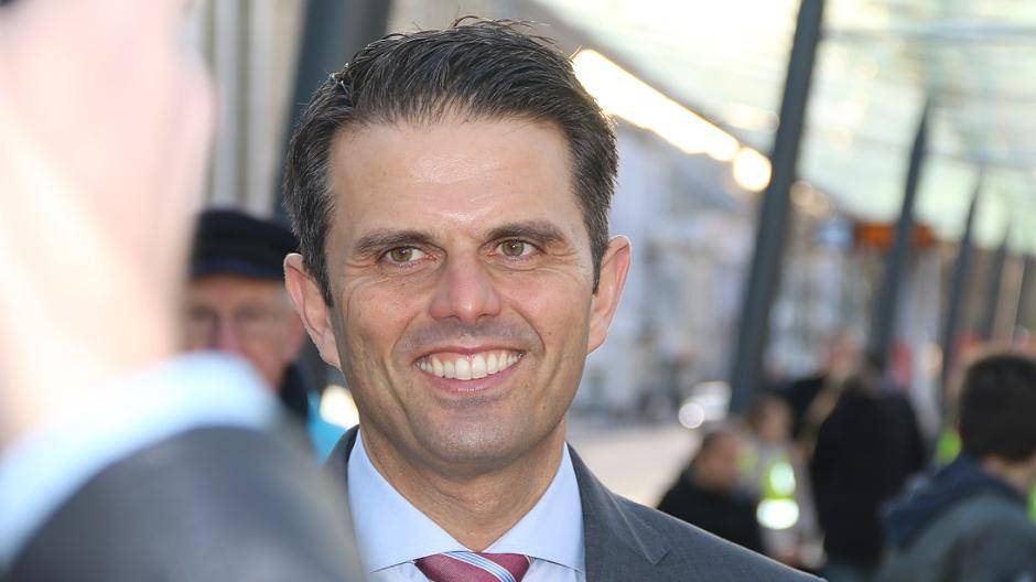 VRR-Vorstand José Luis Castrillo kam extra aus dem Urlaub nach...