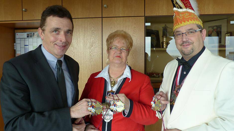 Bürgermeister Christoph Landscheidt, Obermöhne Elli Schröder und KKK-Vizepräsident Michael Raskopf präsentieren den diesjährigen Möhneorden (v.l.n.r.).