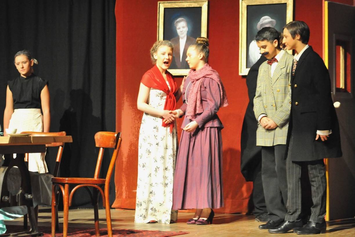  Der alte Adel begrüßt die "neureichen", amerikanischen Schlossbesitzer. Ob diese wohl an alte Gespenster glauben..... 