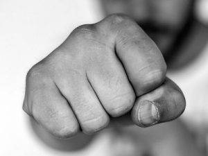 Mann attackiert 22-jährigen mit Eisenstange