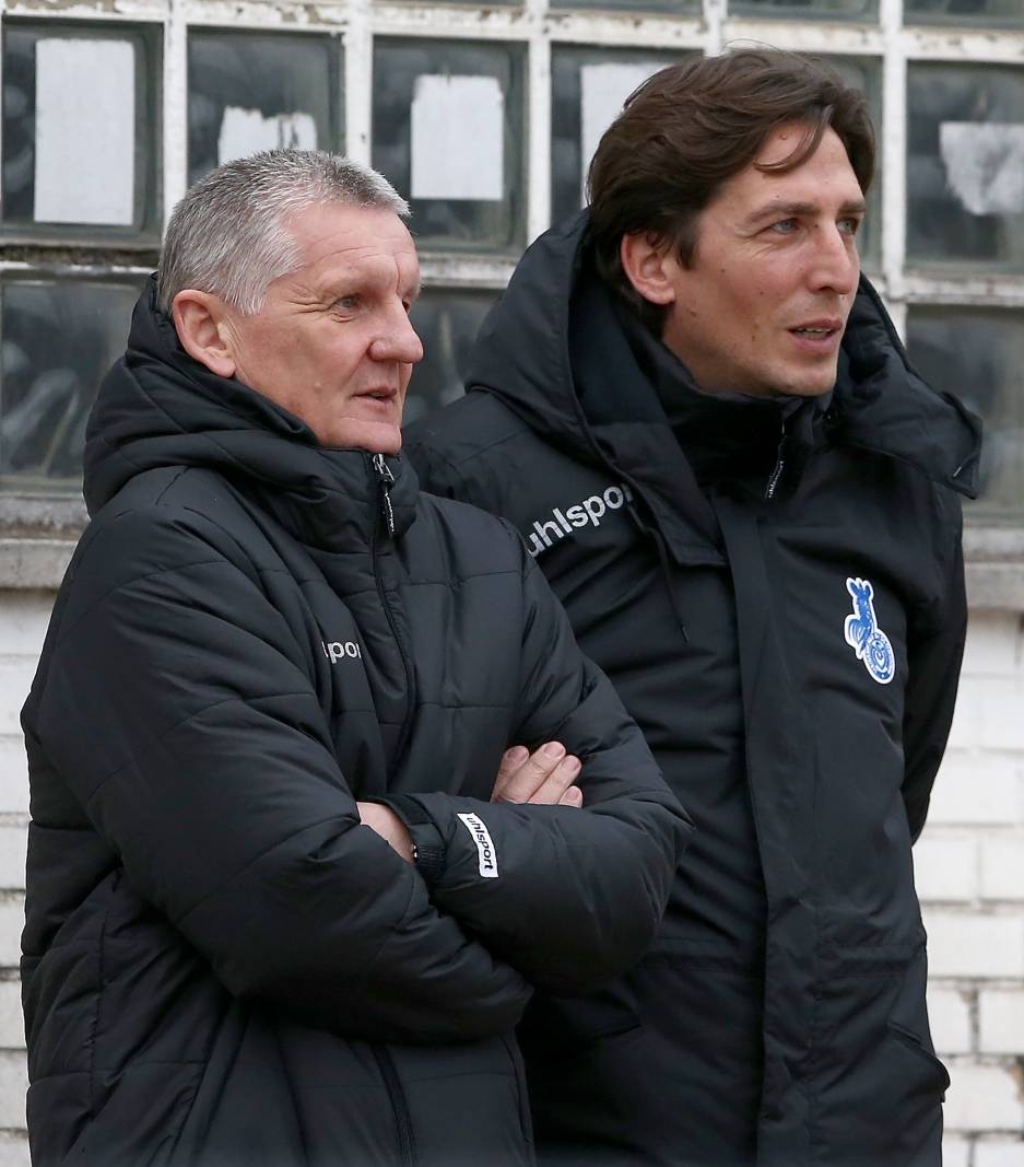 Ivo Grlic ist, hier gemeinsam mit NLZ-Chef Uwe Schubert, bei fast jedem MSV-Training aufmerksamer Beobachter.