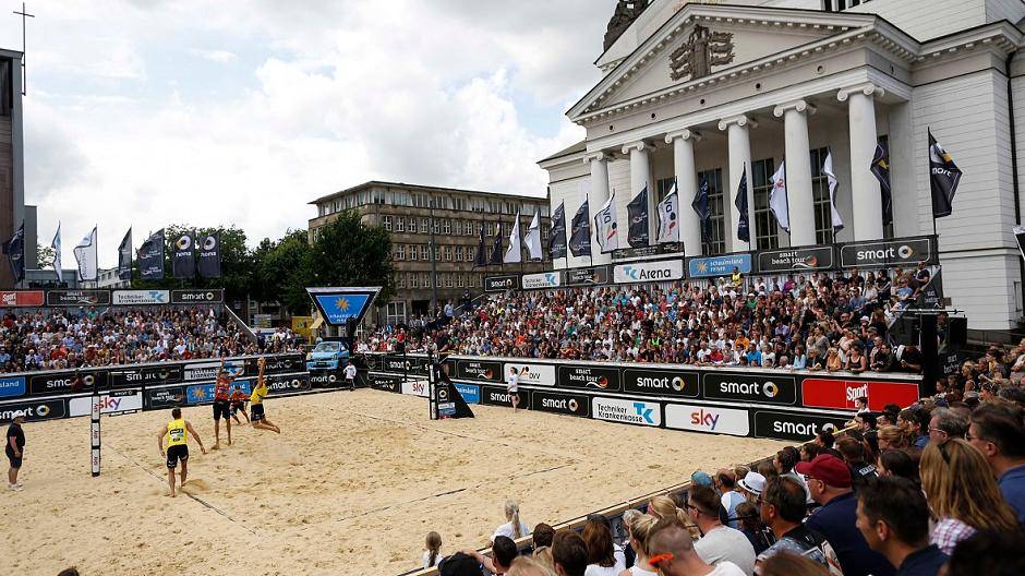  Das Stadttheater gibt wieder die prächtige Kulisse zu sportlichen Höchstleistungen. 