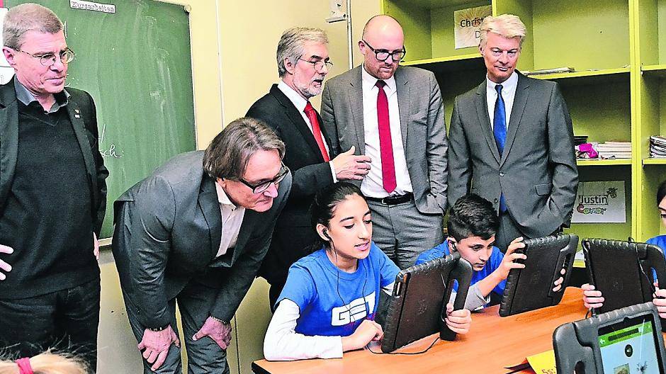  Schauten den Schülern interessiert über die Schulter: Teilnehmer der Pressekonferenz. 