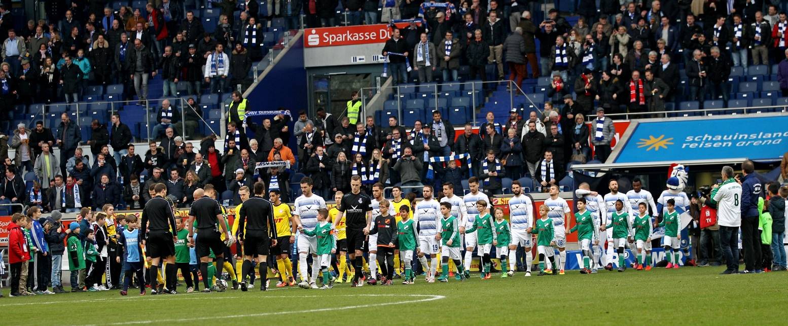 Je ein Mitglied der 50 Vereine, die bei unserer Fan-Aktion mitgemacht haben, standen beim Einlauf der Mannschaften zu Spielbeginn Spalier. Am Ende gab es den Hauptpreis für den SV Millingen 1928.