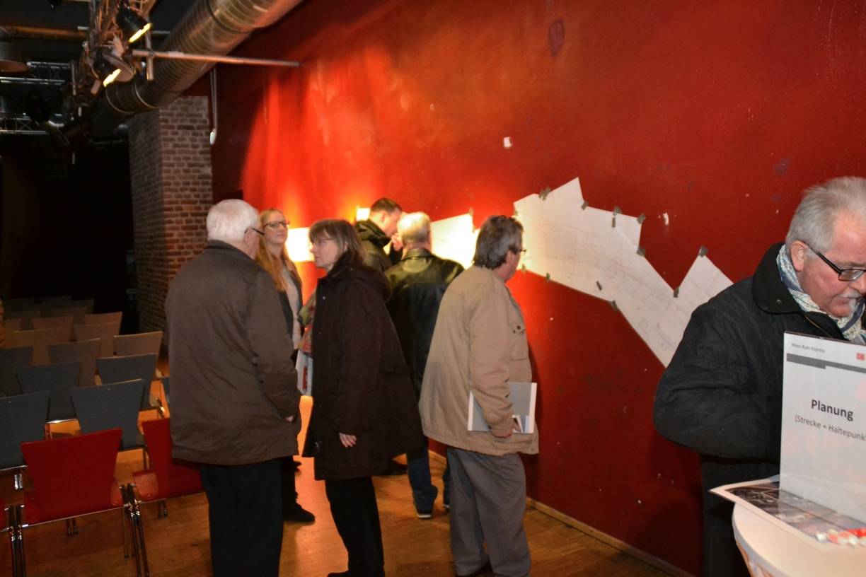 …. schauten die Duisburger schon mal auf den Plänen, was für den schnellen Zug alles gebaut und geändert werden muss.