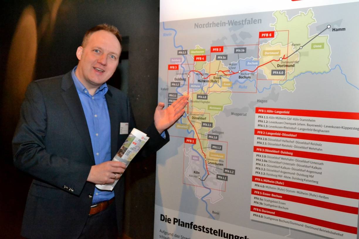  Während der Technische Projektleiter RRX, Michael Kolle, im Vorraum noch die generellen Planungsabsichten erläuterte, …. 