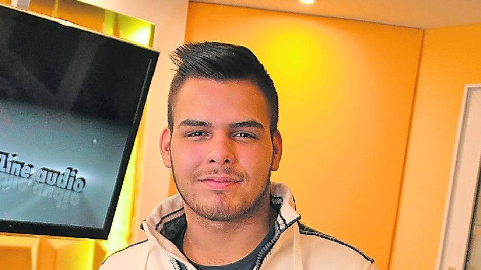  Der Duisburger Francesco Kiesewetter ist in seinem Studio schon voll in seinem Element — der Musik. 