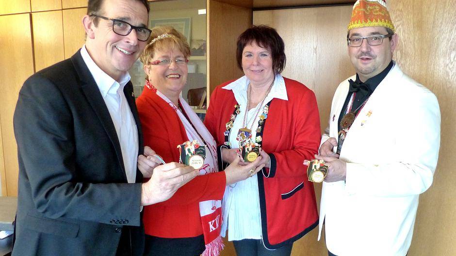  Bürgermeister Christoph Landscheidt, Prinzessin Elli Schröder, kommissarische Obermöhnin Petra Burdinski mit KKK-Vizepräsident Michael Raskopf präsentierten den diesjährigen Möhneorden.  