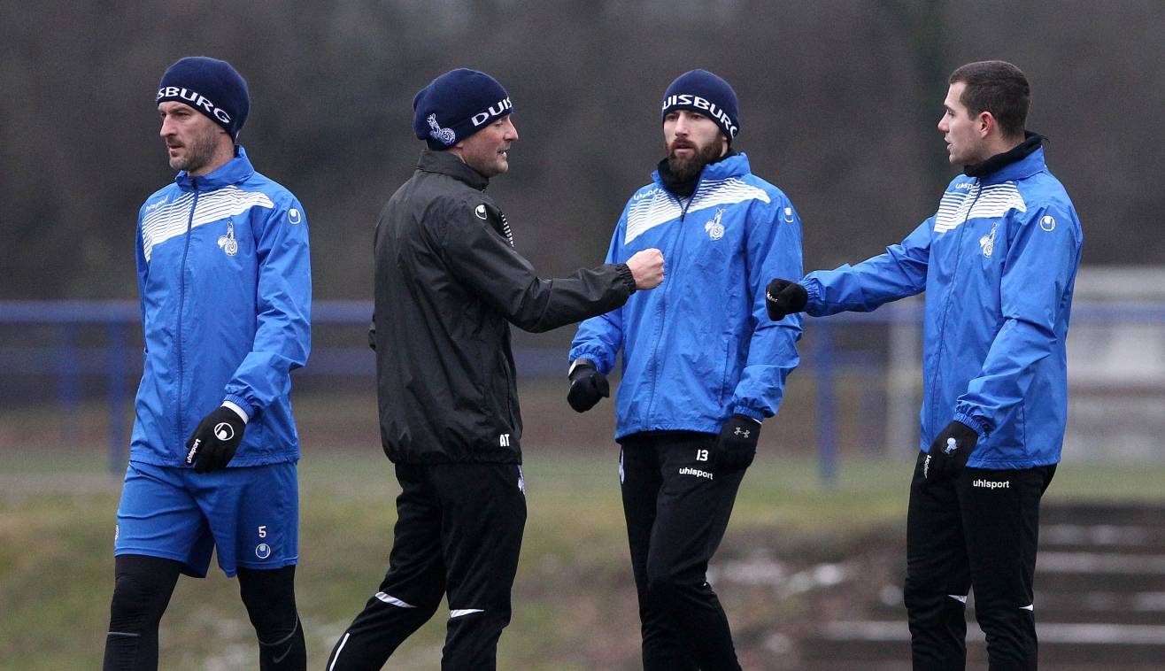 Branimir Bajic, Zlatko Janjic und Thomas Bröker haben sich von ihrer Grippe erholt und wollen in Portugal wieder voll angreifen. Dafür gibt’s die Faust von Athletiktrainer Andreas Tappe.