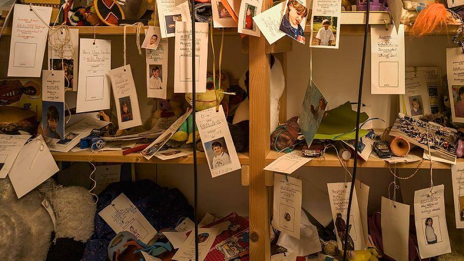 Der Iglu von Mario Merz ist in der Neupräsentation nicht zu sehen, dafür aber ein anderer beliebter Raum: Christian Boltanskis „Réserve des enfants de Duisburg“, ein Archiv der Lieblingsstücke von Duisburger Kindern.