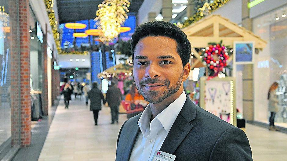 Jeremia Gonzalez Martinez in der weihnachtlich geschmückten Neutor-Galerie.