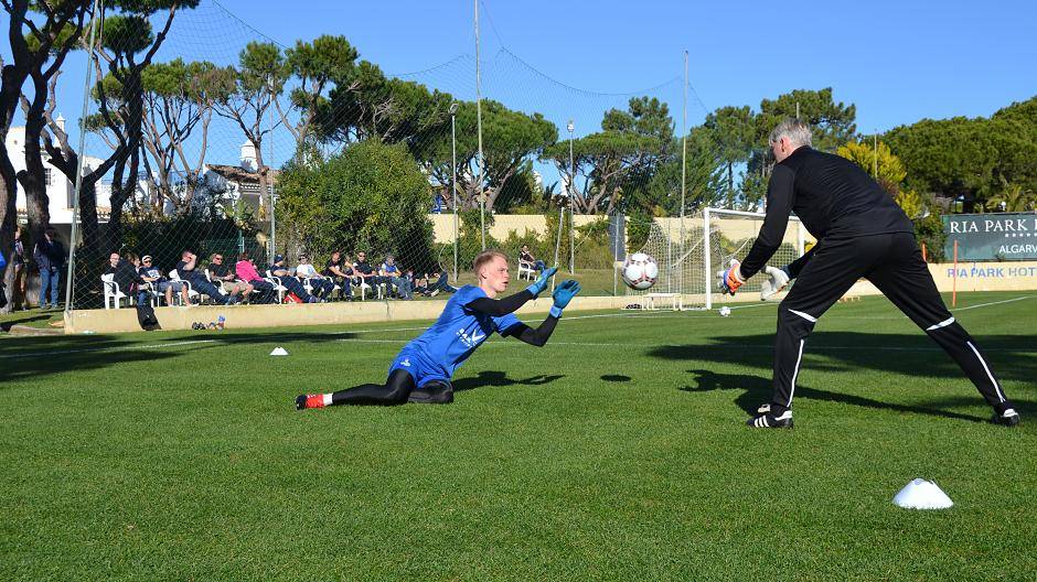 Sven Beuckert wirft,...