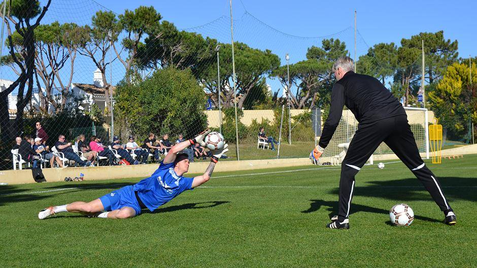 Sven Beuckert wirft, Mark Flekken...