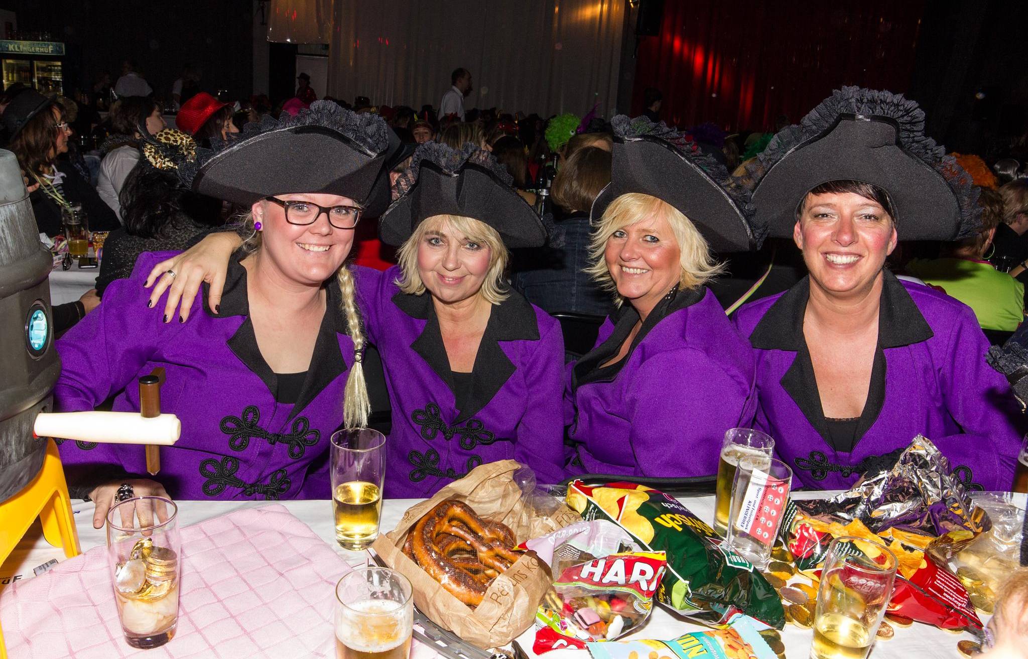 Noch sitzen sie auf den...