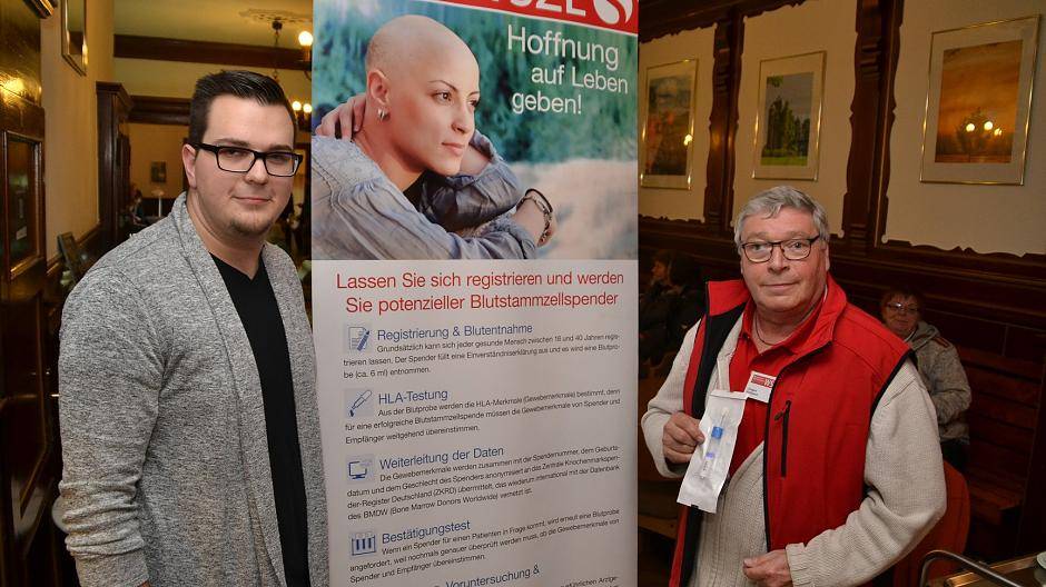 Tobias Kuhn, Pastor der Christengemeinde, und Jürgen Vollbach von der WSZE hoffen auf viele potenzielle Stammzellenspender beim nächsten Repair-Café am 24. Februar. In dem Tütchen, das Jürgen Vollbach hält, ist ein Röhrchen für den Abstrich von der Wangeninnenwand.