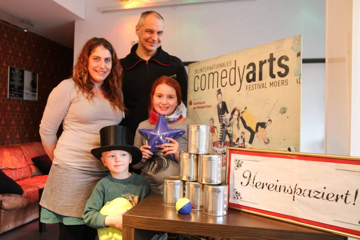 Mira Holt, Kinder-, Jugend- und Familienhilfe Sankt-Josef, und Holger Ehrich, künstlerischer Leiter ComedyArts, freuen sich mit Giuliana (9) und Jason (6), die im KiWo leben, über die Spende, die vergangene Woche im Bollwerk übergeben wurde.