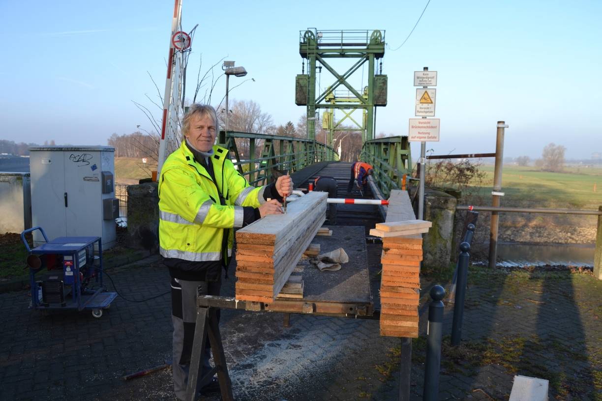 Die Bottroper Sanierungsfirma von Peter Müller (im Bild) ist seit vergangener Woche im Einsatz, um die alten, morschen Holzbohlen der Hubbrücke zu erneuern.