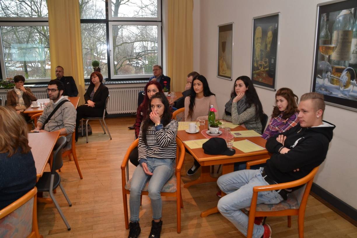  Die Schüler und Schülerinnen schauten gespannt den ersten Kontakt-Aufnahme-Gesprächen entgegen. 