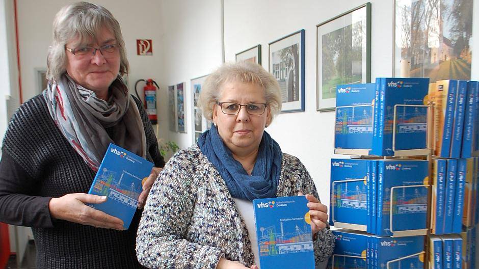  Gabriele Petrick (l) und Eva Zeus präsentierten in der VHS-Geschäftsstelle am Körnerplatz in Rheinhausen das neue Frühjahrsprogramm. 