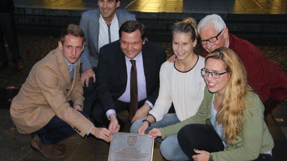 Vor dem Rathaus wurde eine Bronzeplatte mit den Namen der Krefelder eingelassen, die bei...