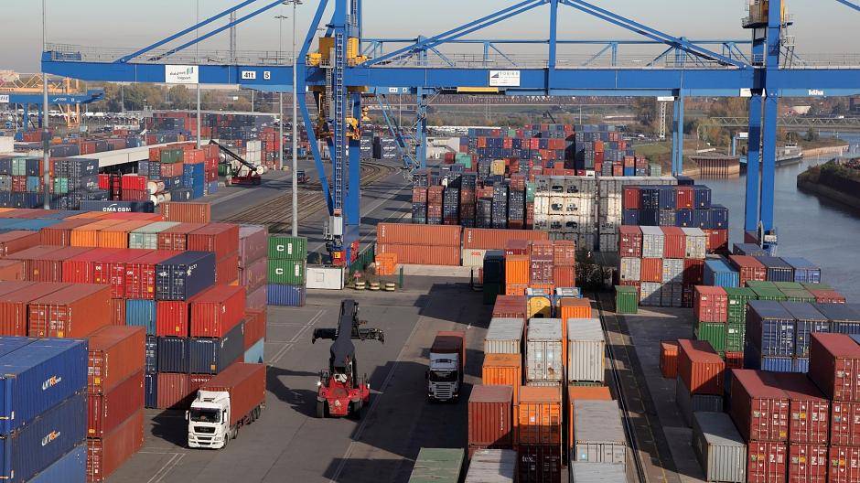 Im ersten Schritt ist die Einrichtung einer mobilen Tankanlage geplant, die hafeninterne Fahrzeuge wie Rwie den roten Greifstapler (Reach-Stacker) vorne im Bild sowie Lkws lokaler Speditionen mit LNG versorgen soll.