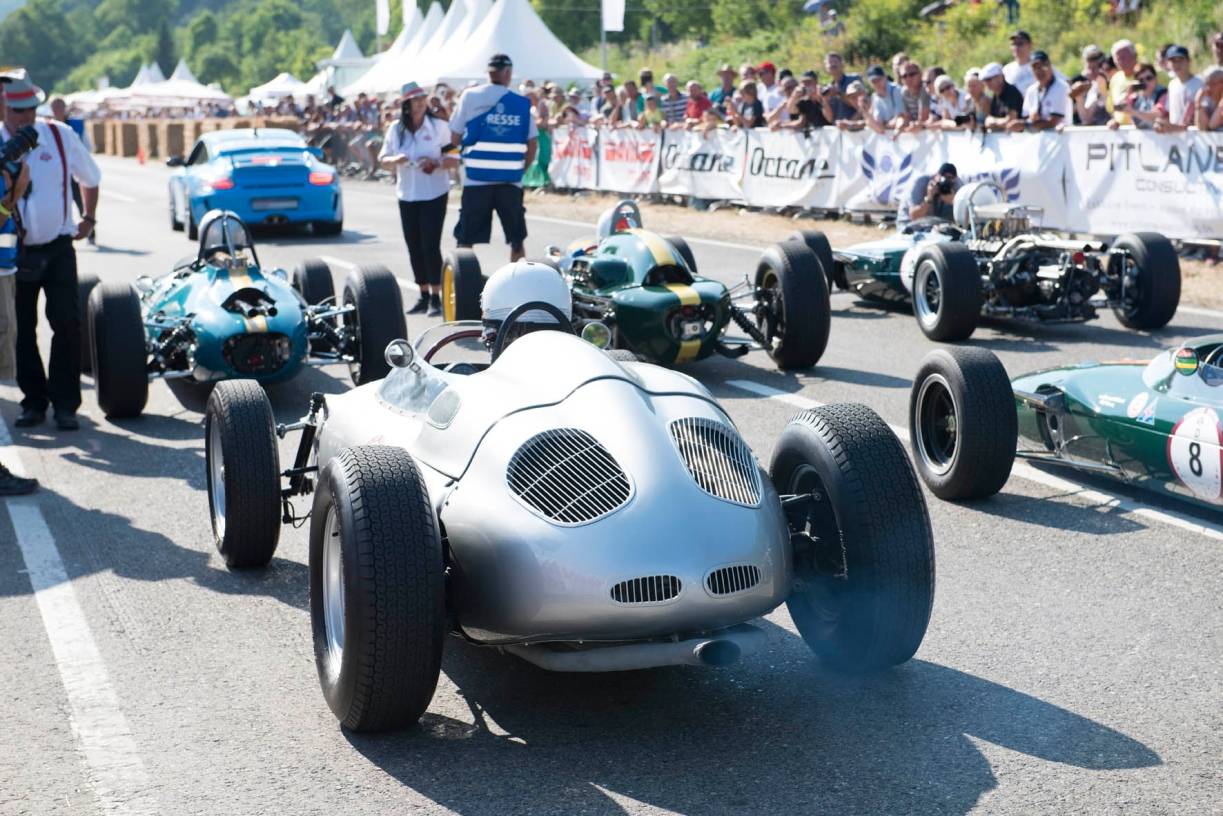 Ehemalige Rennfahrer pilotieren Porsche Klassiker